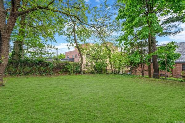 60-14 60th AVE, Maspeth, NY 11378