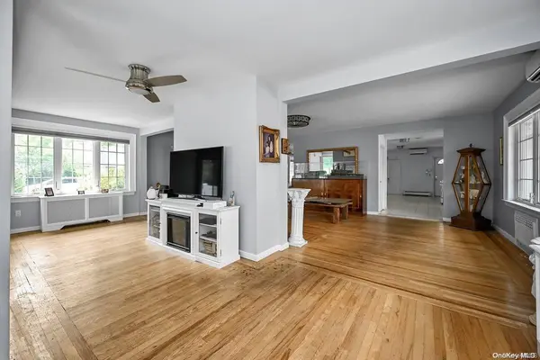 207-15 39th AVE, Bayside, NY 11361