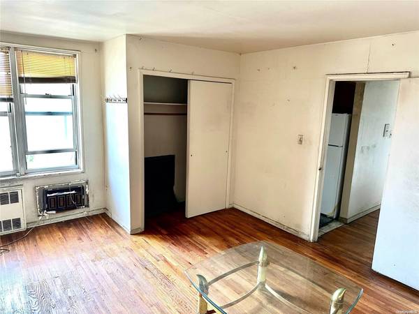 67-50 Thornton PL #4D, Forest Hills, NY 11375