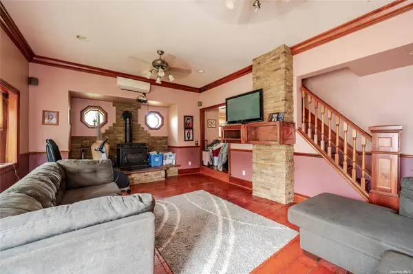 7 Gary ST, Lindenhurst, NY 11757