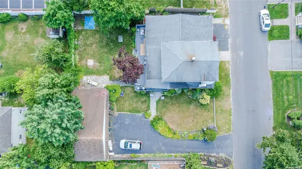 7 Gary ST, Lindenhurst, NY 11757