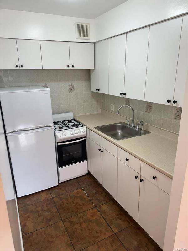 70-10 Eliot AVE, Middle Village, NY 11379