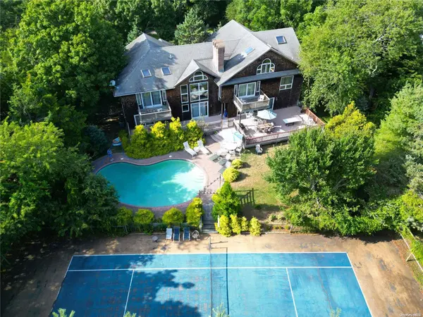 28 Club LN, Remsenburg, NY 11960