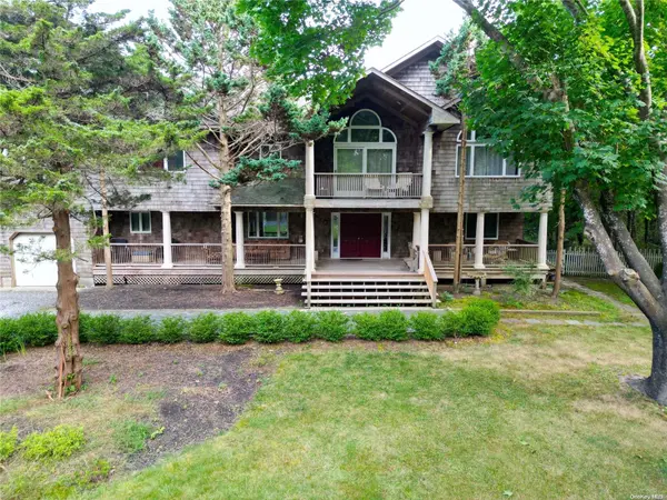 28 Club LN, Remsenburg, NY 11960