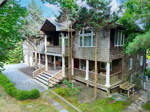 28 Club LN, Remsenburg, NY 11960