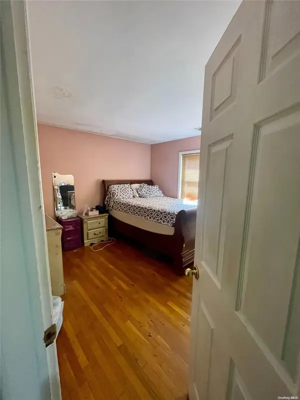 215 W Poplar ST, Floral Park, NY 11001