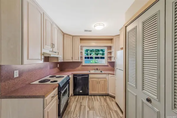 22 Sunhollow Court #22, Deer Park, NY 11729