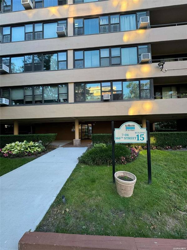 7-04 166th Street #6D, Whitestone, NY 11357