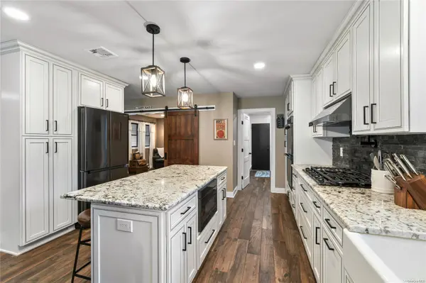 8 Balfour LN, Stony Brook, NY 11790