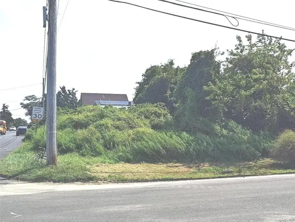 Grandview DR, Shirley, NY 11967