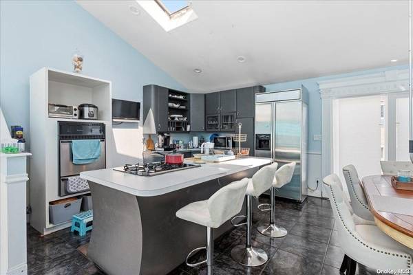 356 Granada Pkwy, Lindenhurst, NY 11757