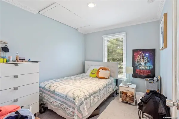 356 Granada Pkwy, Lindenhurst, NY 11757