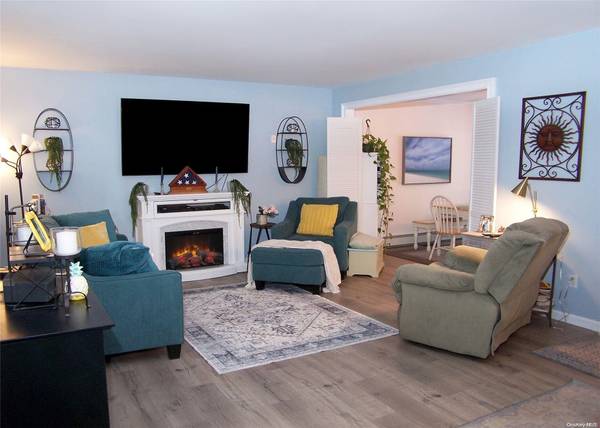 211 Halsey Manor RD, Manorville, NY 11949