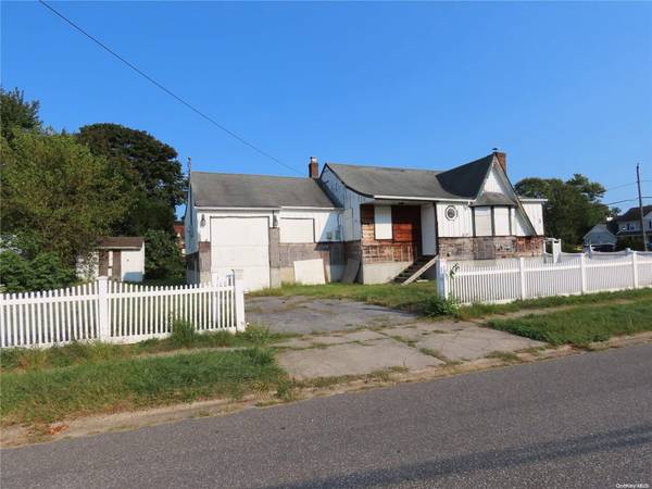 44 Buchanan AVE, Amityville, NY 11701