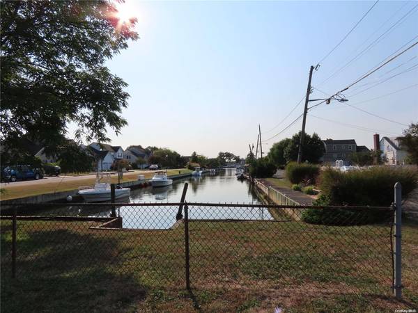 44 Buchanan AVE, Amityville, NY 11701