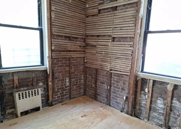 21-38 35 ST #1H, Astoria, NY 11105