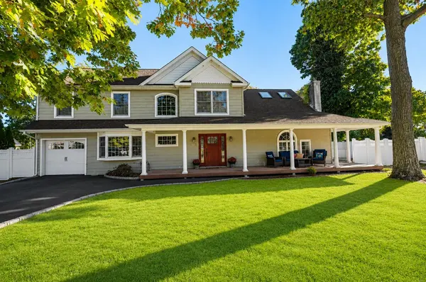 43 Hollins LN, East Islip, NY 11730