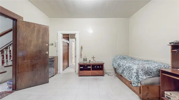 36-44 32nd ST, Astoria, NY 11106