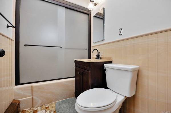 72 Horn LN, Levittown, NY 11756