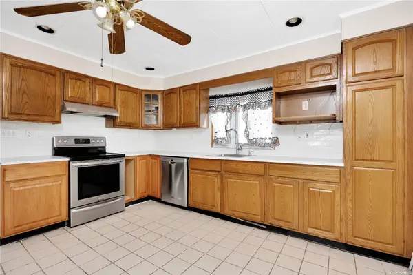 72 Horn LN, Levittown, NY 11756