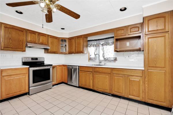 72 Horn LN, Levittown, NY 11756