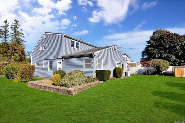 72 Horn LN, Levittown, NY 11756