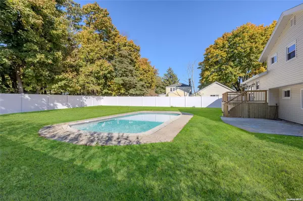 7 Radburn LN, Port Jefferson Station, NY 11776