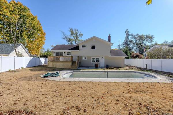 7 Radburn LN, Port Jefferson Station, NY 11776