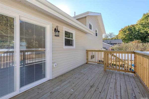 7 Radburn LN, Port Jefferson Station, NY 11776