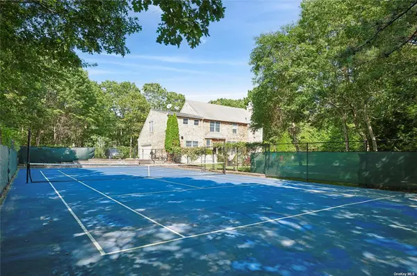 1 Candace DR, East Quogue, NY 11942