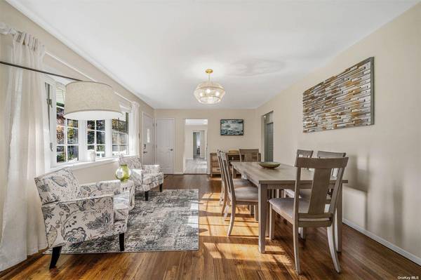 6 Rolling Hill RD, Hampton Bays, NY 11946