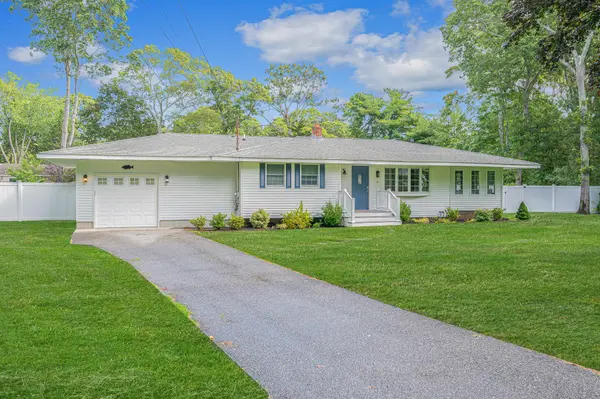 6 Rolling Hill RD, Hampton Bays, NY 11946