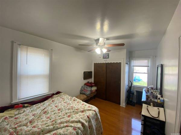 83-29 Little Neck Pkwy, Glen Oaks, NY 11004