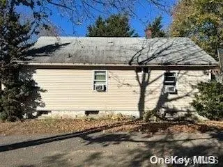 132 S 7th ST, Lindenhurst, NY 11757