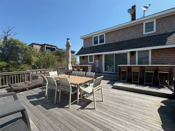 7 Crescent WALK, Seaview, NY 11770