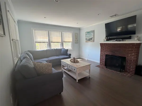 7 Crescent WALK, Seaview, NY 11770
