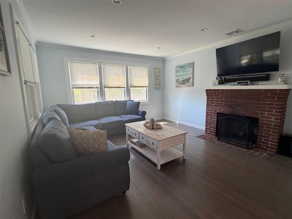 7 Crescent WALK, Seaview, NY 11770