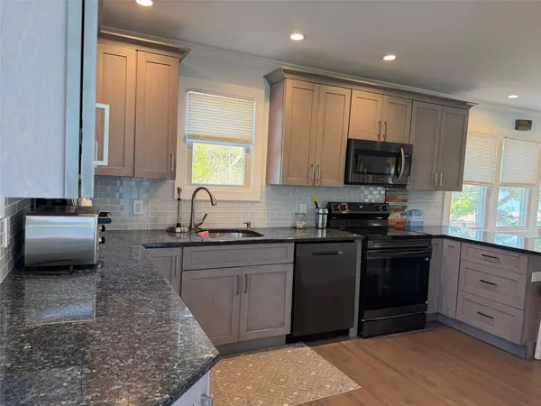 7 Crescent WALK, Seaview, NY 11770