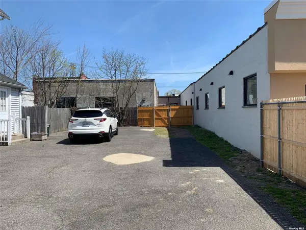 171 S First ST #B, Lindenhurst, NY 11757