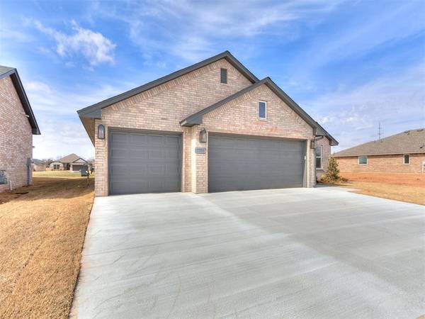 7705 Three Woods LN, Yukon, OK 73099