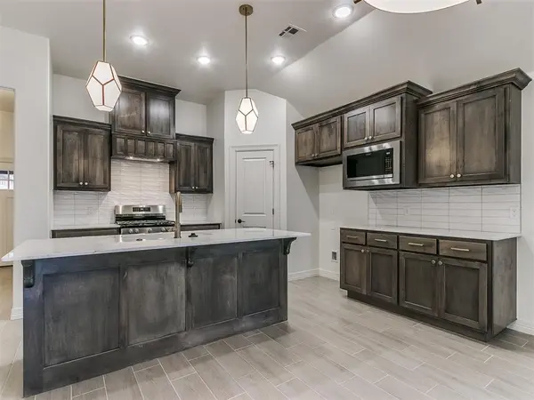 7717 Three Woods LN, Yukon, OK 73099