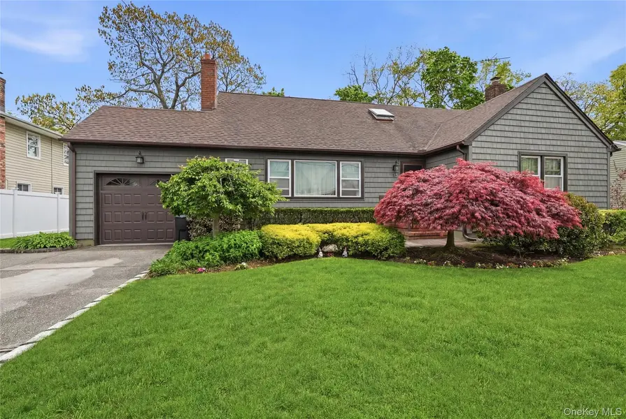 41 Lane ST, Lindenhurst, NY 11757