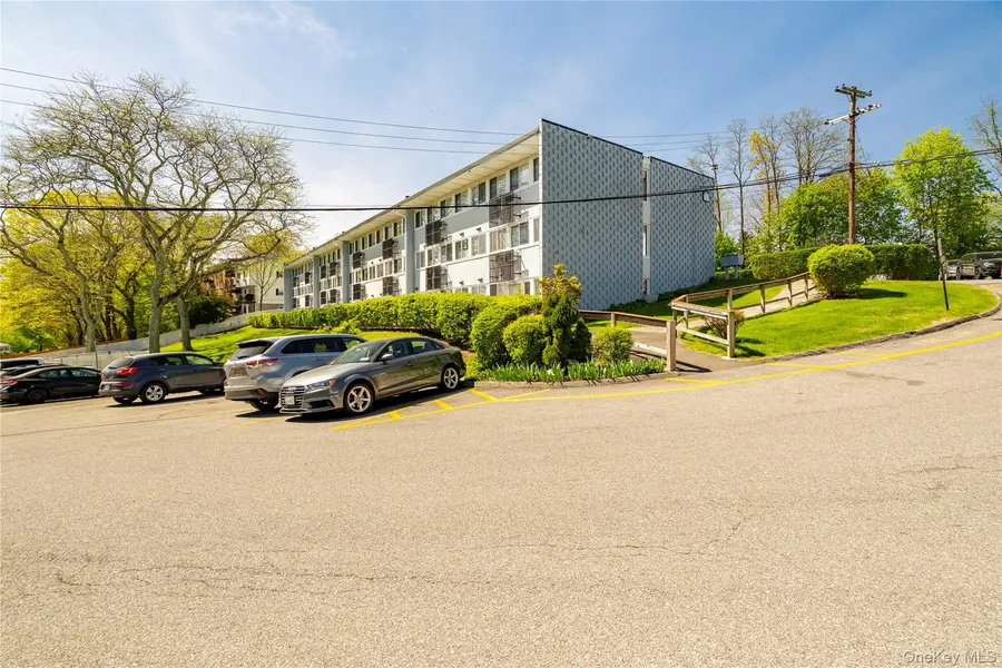 5 Wyndover Woods LN #23, White Plains, NY 10603