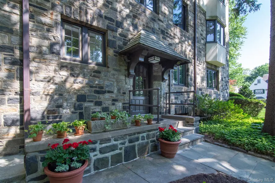 11 Beechtree LN #1A, Bronxville, NY 10708