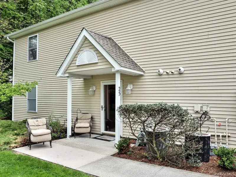 25 Village CV, Warwick, NY 10990