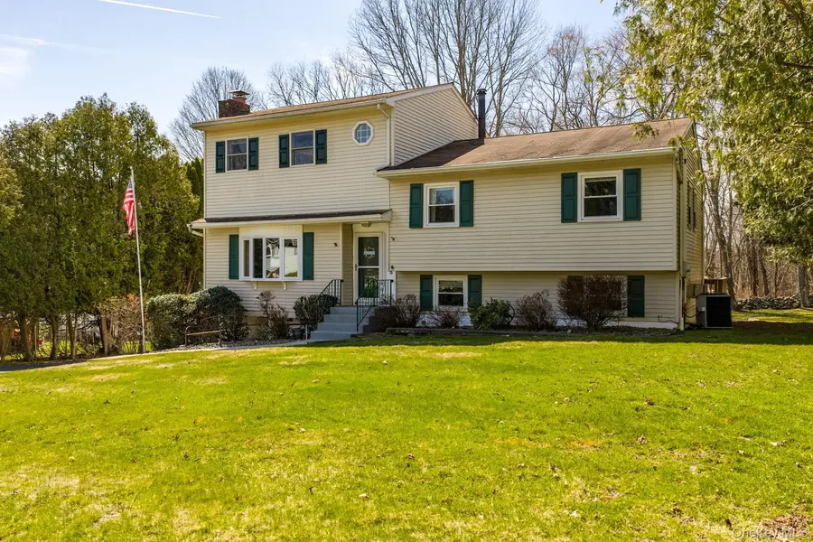 3 Puritan LN, Washingtonville, NY 10992