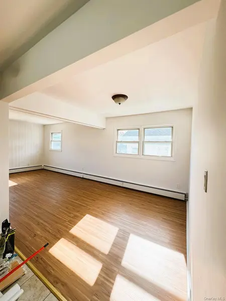 131 Roslyn RD #1st Floor, Mineola, NY 11501