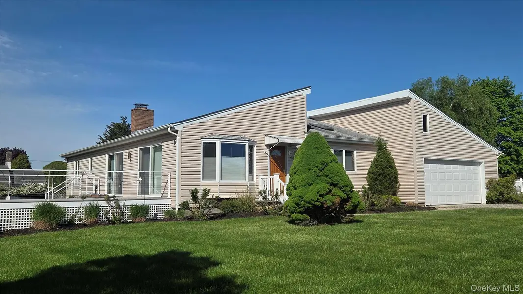 930 Cedar LN, East Marion, NY 11939