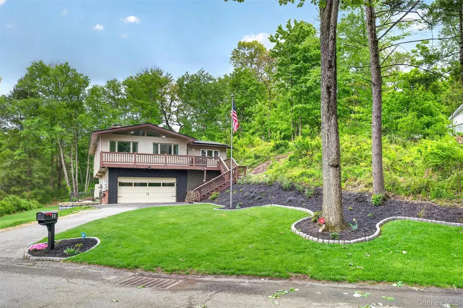 12 Ronnie LN, Poughkeepsie, NY 12601