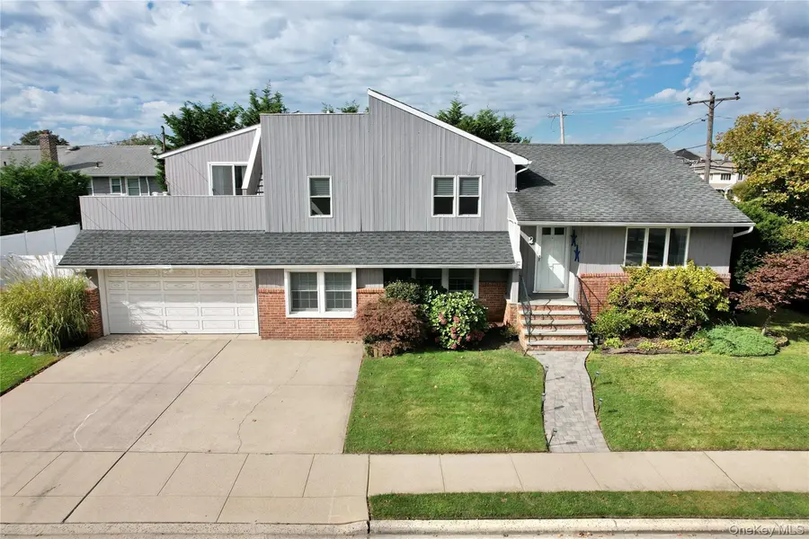 2 Biarritz ST, Long Beach, NY 11561